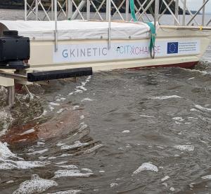 In-water side view of device with water flowing through turbine